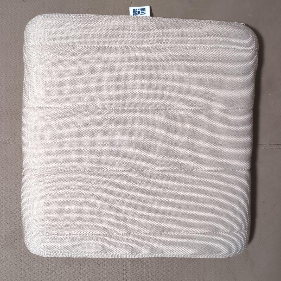 エアウィーブ　クッション ベージュ 約40cm x 40cm