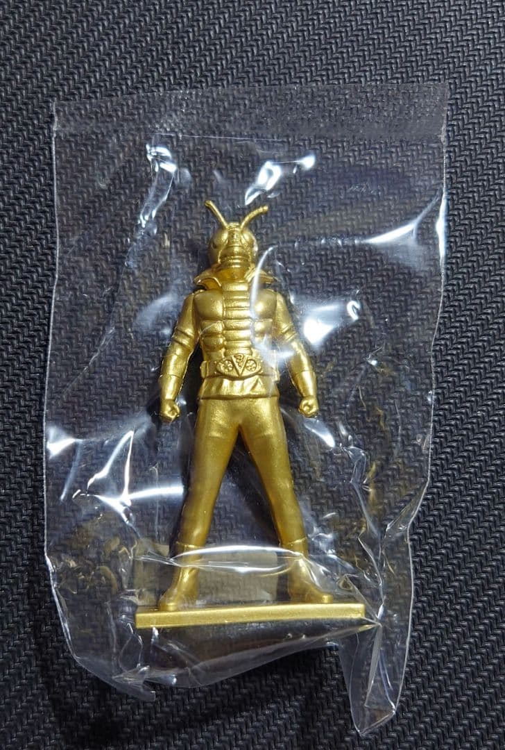 仮面ライダーガヴ　フィギュア付きチョコスナック　仮面ライダーV3 ゴールドVer