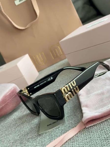 ≪Miu Miu≫ ロゴ プレート サングラス キャットアイフレーム 黒