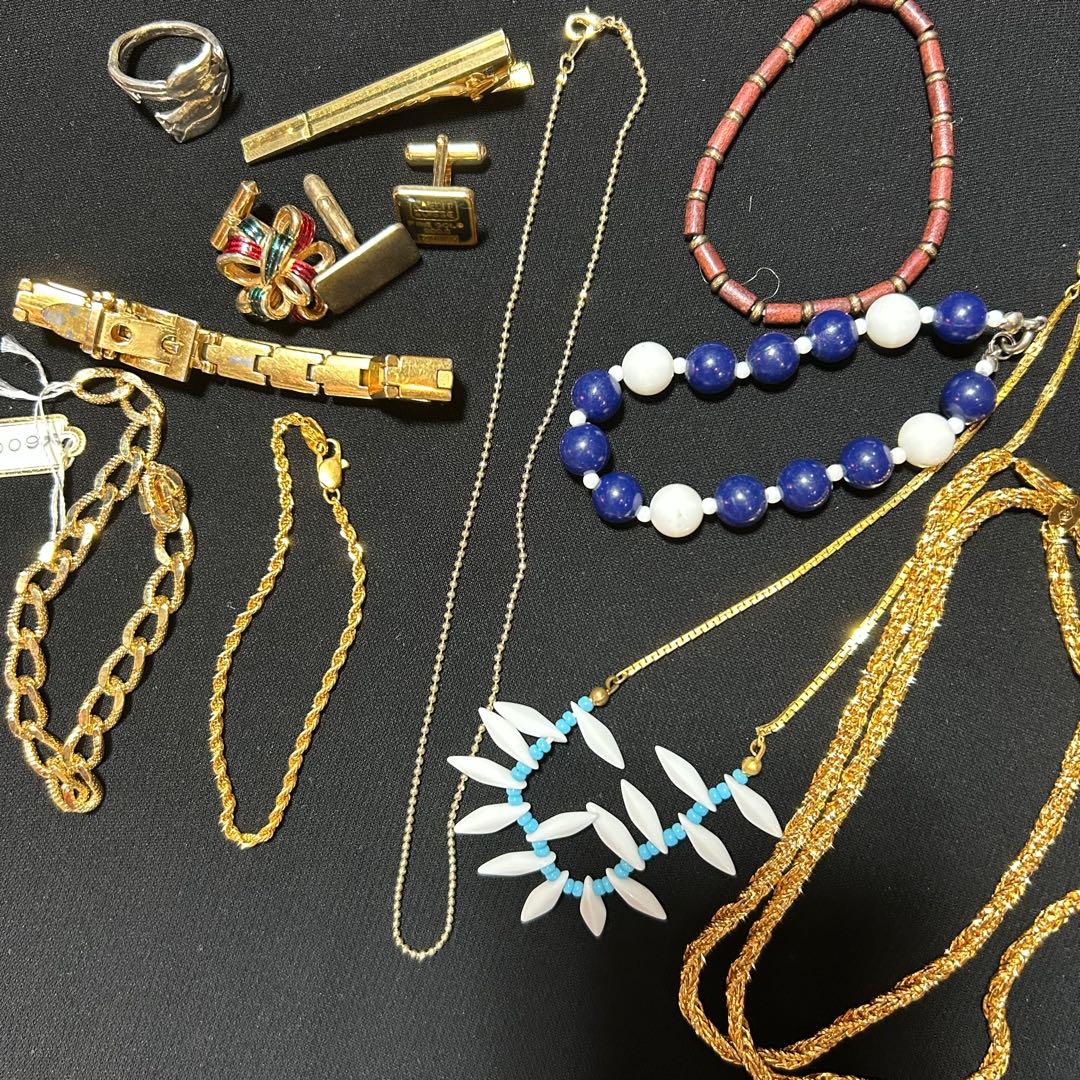 アクセサリーセット（ネックレス、ブレスレット、リング、カフスなど