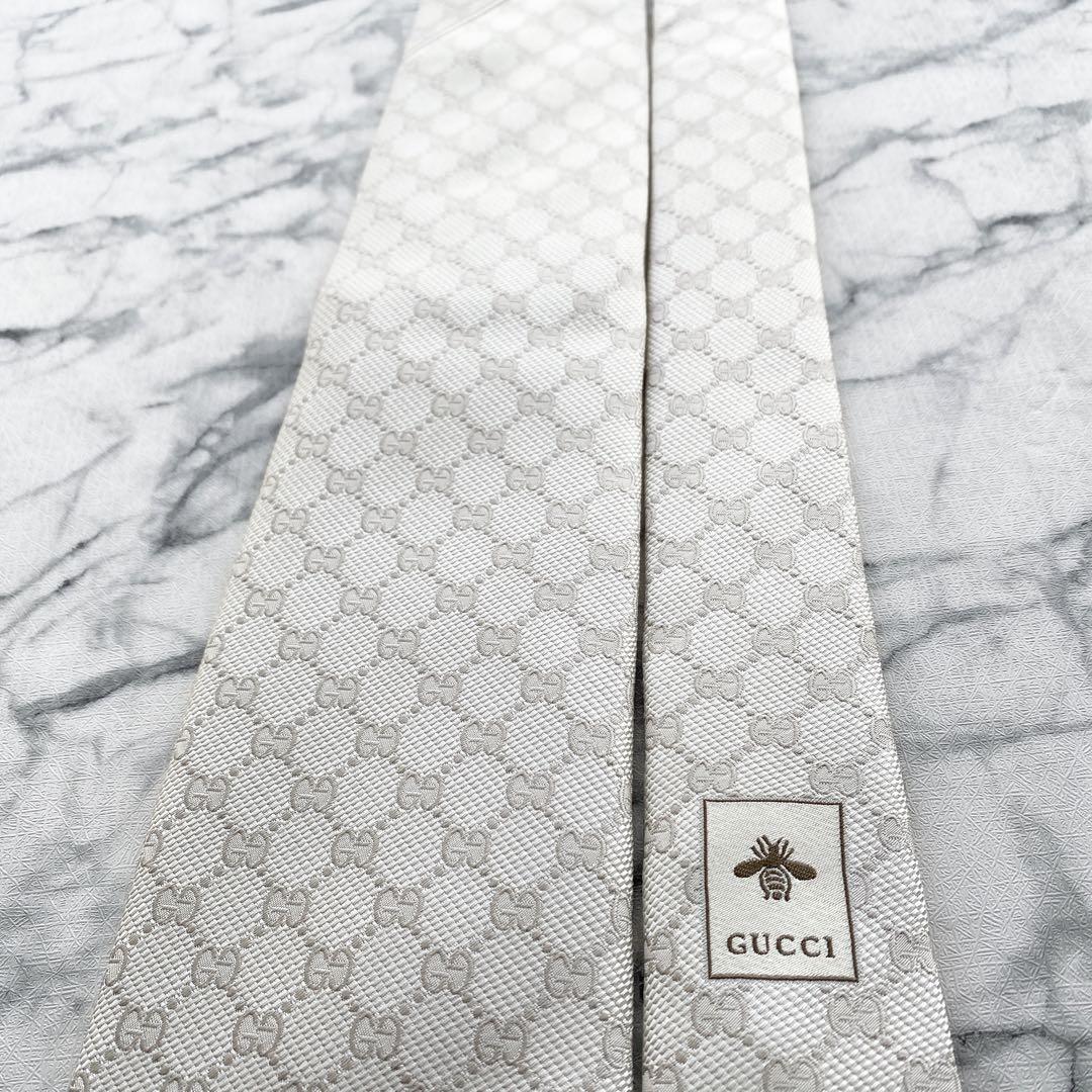 ✨輝くキレイさ✨未使用✨GUCCI 現行 ハチ GG柄 ホワイト ネクタイ