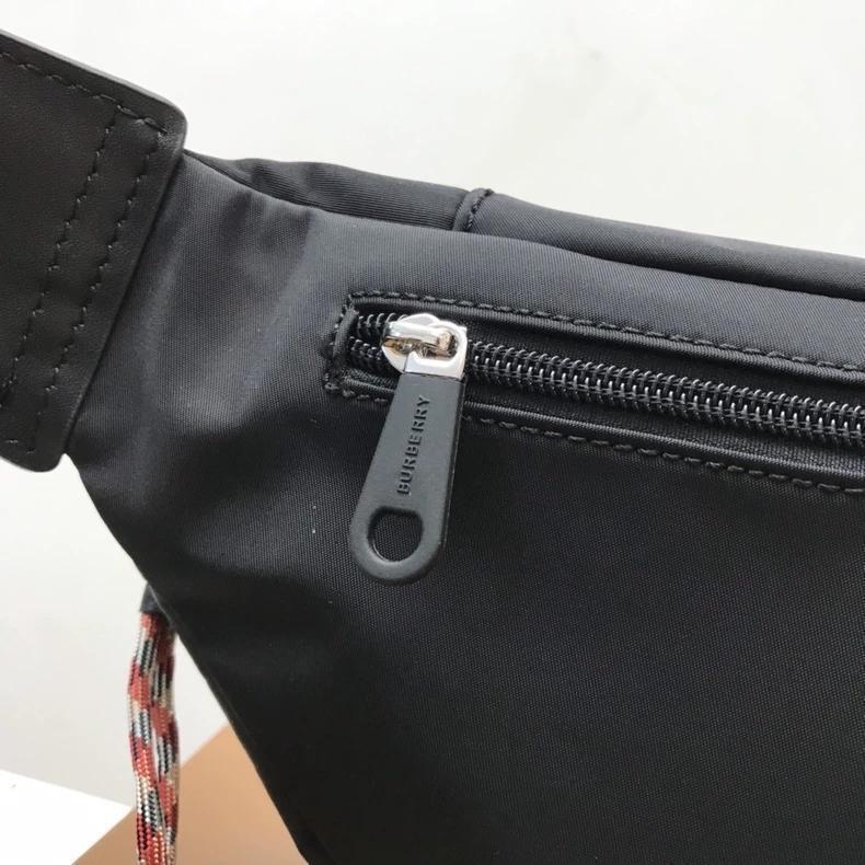 BURBERRY ボディバッグ ブラック - メルカリ