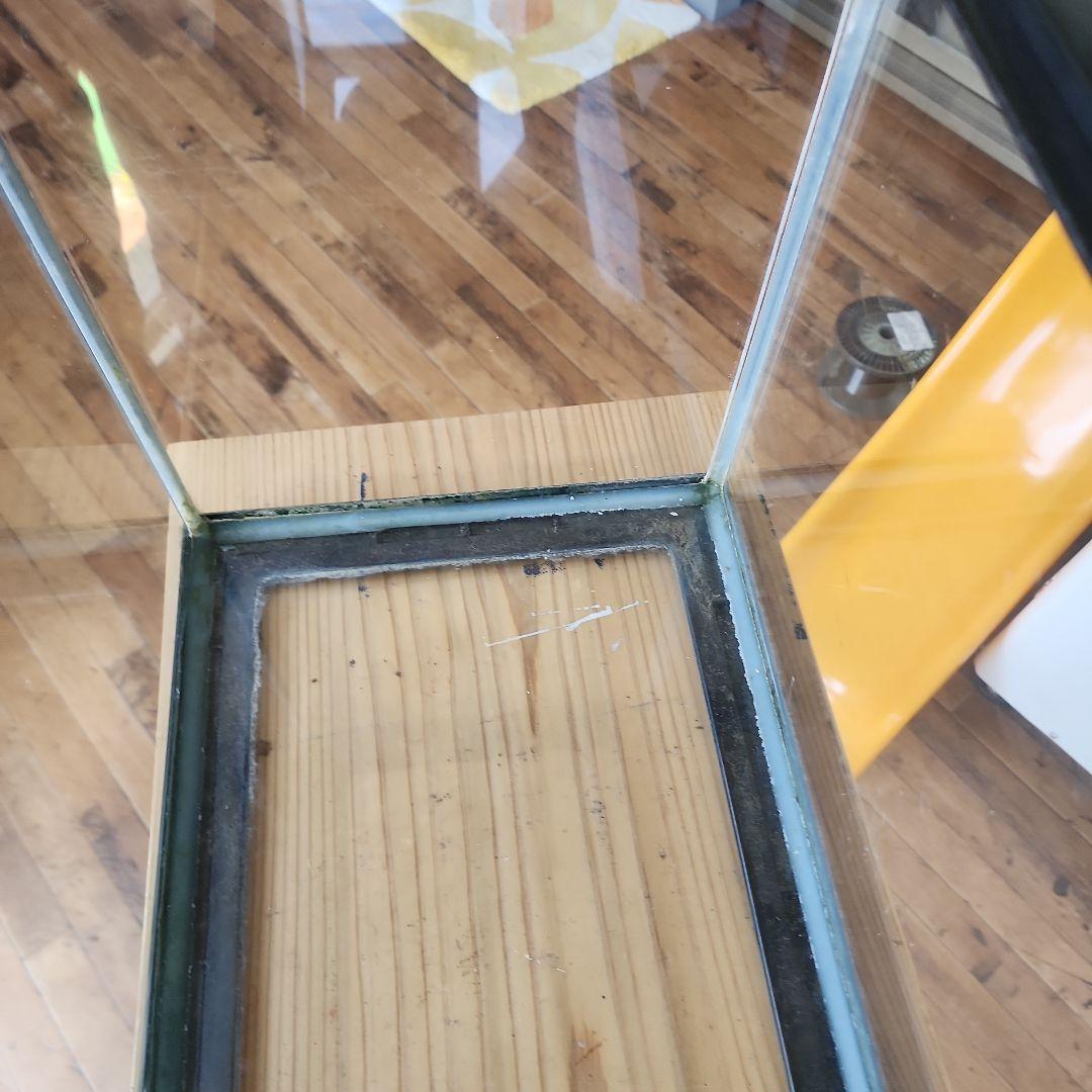 神戸市から 大型ガラス水槽 90x30x36h（cm）です
