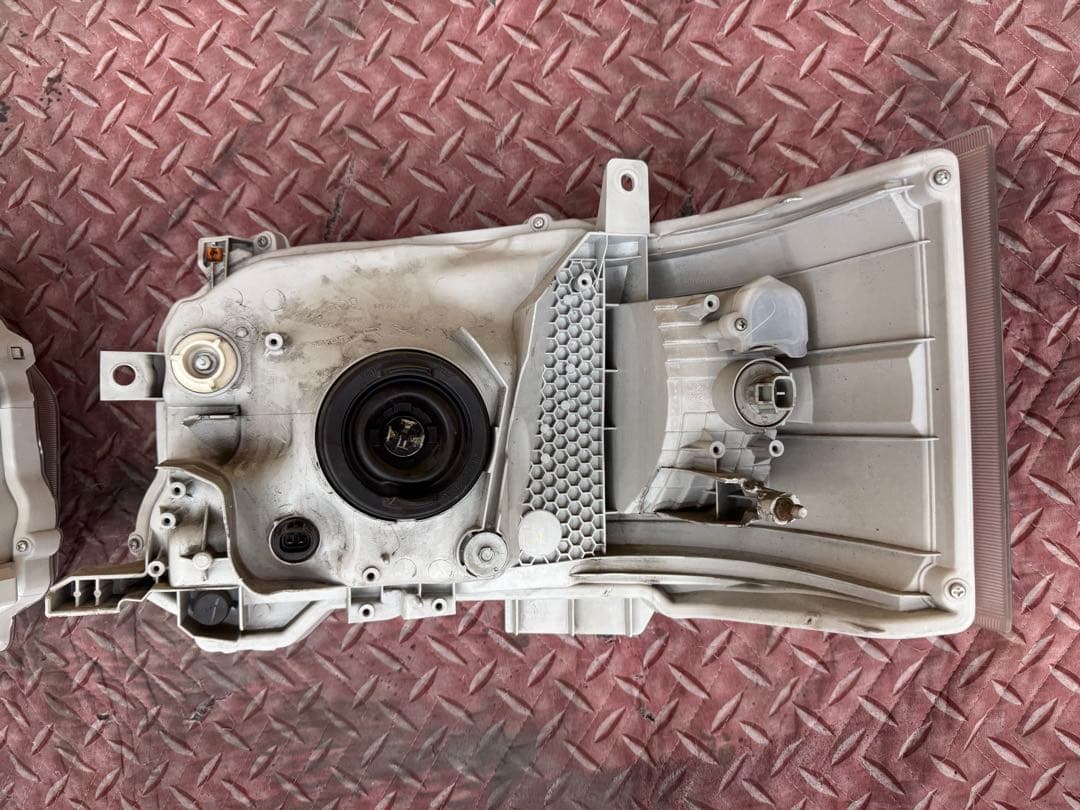 傾向 トヨタ ハイエース 純正ヘッドライト 左右セット目立った傷や汚れなし 【最大80％OFF】