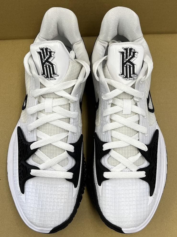 新品 ナイキ カイリー ロー 4 TB バッシュ ローカット 26.5cm-