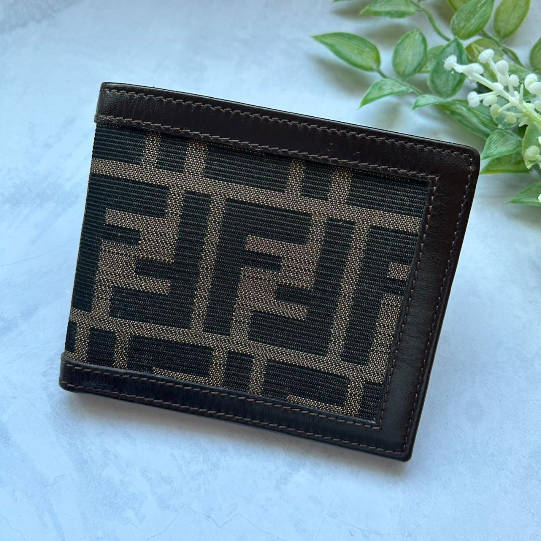 【美品】FENDI　フェンディ　ズッカ柄　２つ折り　財布