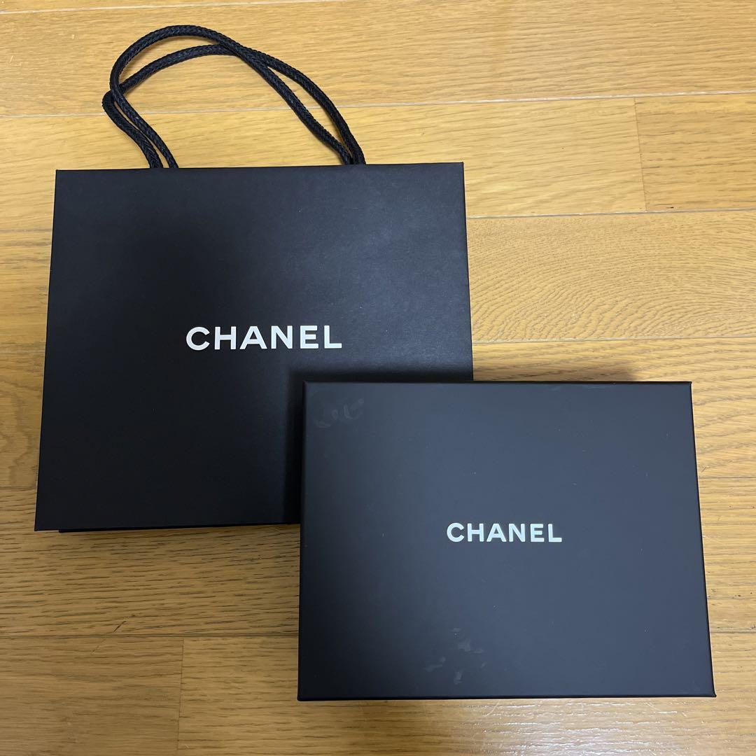 CHANEL シャネルギフトボックスリボン付き