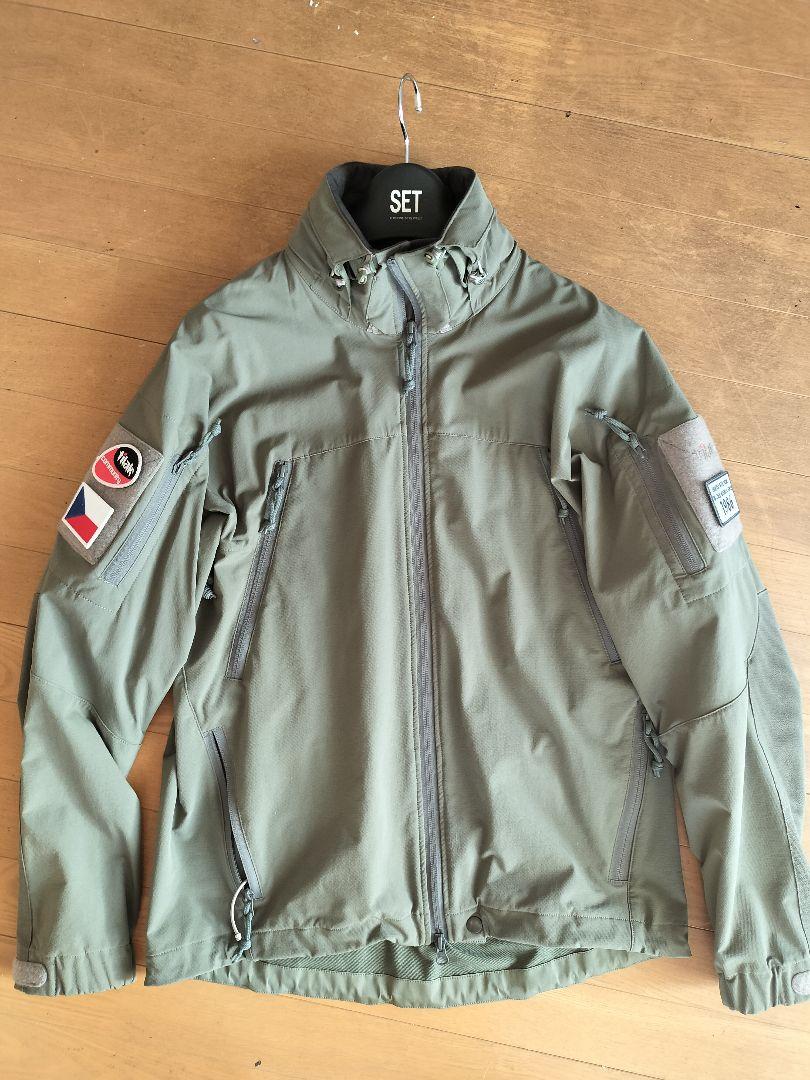 ティラック　 tilak　カーキ　Ｍサイズ　美品　10/28まで￥１８０００