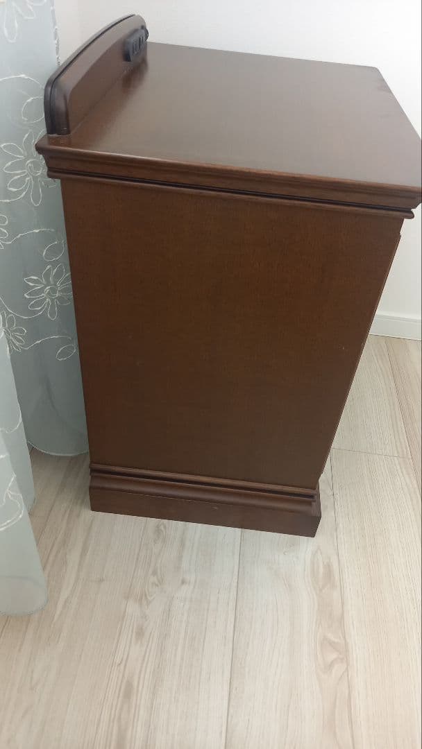 ブラウン木製サイドテーブル 2引き出し