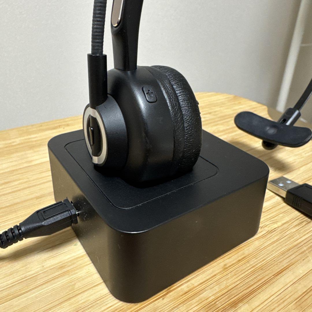 魅力的な ブラック ワイヤレスヘッドセット 充電スタンド付き メルカリ - ヘッドホン
