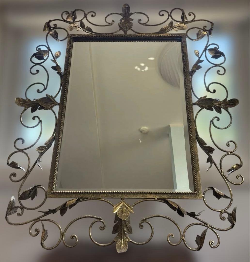 装飾的な金色の壁掛け鏡目立った傷や汚れなし