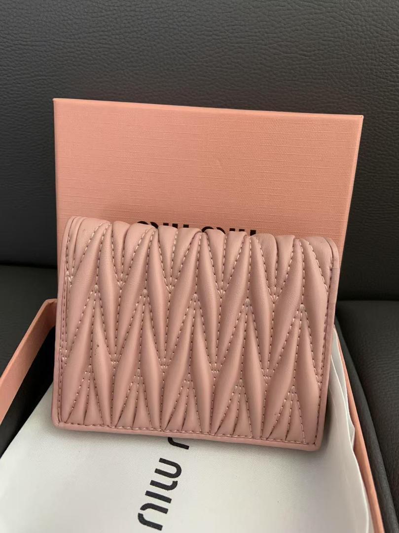 新品 miu miu キルティング 二つ折り財布 ピンク - メルカリ