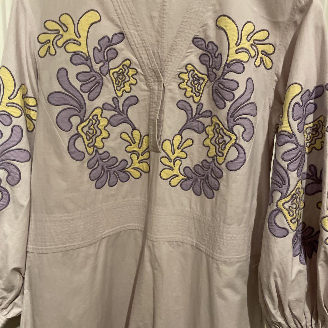 Sara Mallika 薄紫 刺繍入り長袖ワンピース