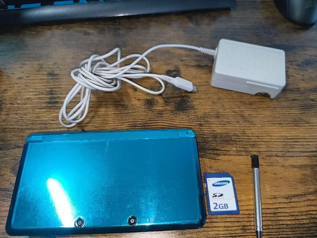 ニンテンドー3DS本体とポケモンウルトラムーンのセットやや傷や汚れあり