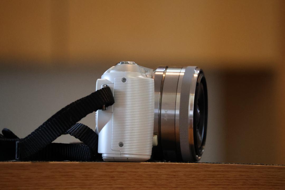 【完動品】SONY NEX-3 ミラーレスカメラ シルバー　解説書付