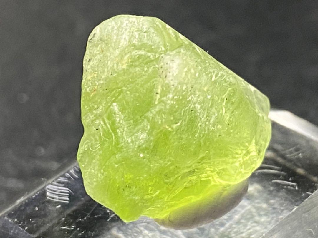 天然グリーンペリドット標本。 最高品質の端が尖った緑豊かなペリドットの結晶標本、宝石のよう