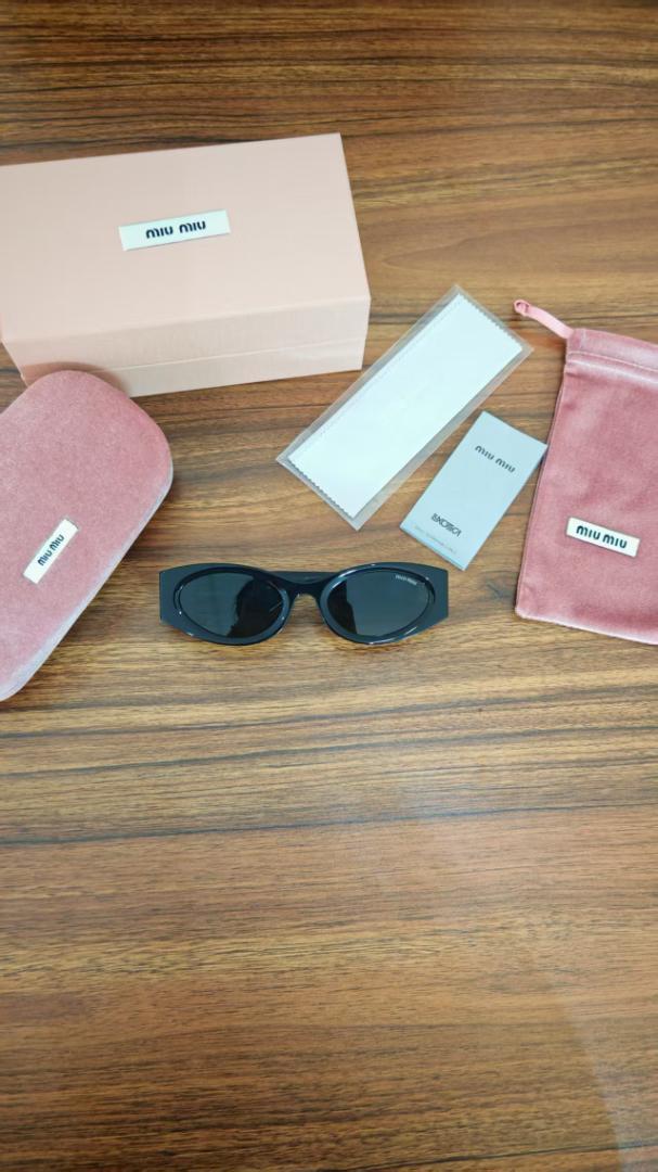 Miu Miu シックなブラックサングラス レディース