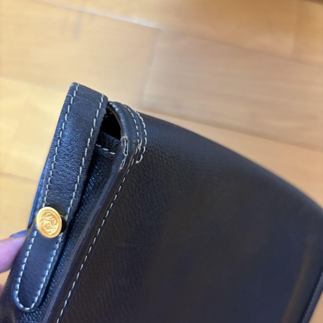 黒のレザーフラップバッグ　Loewe