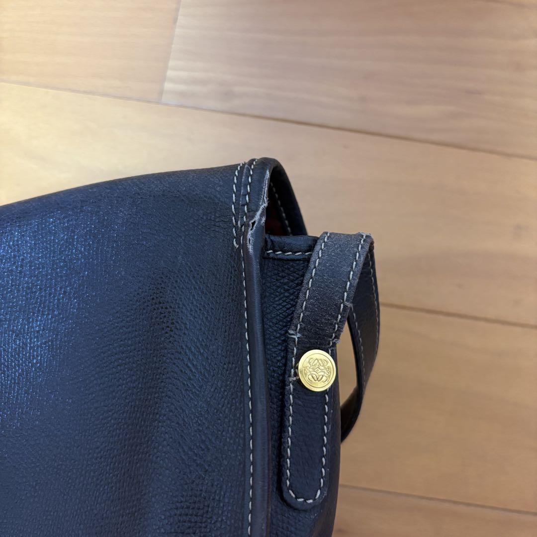 黒のレザーフラップバッグ　Loewe
