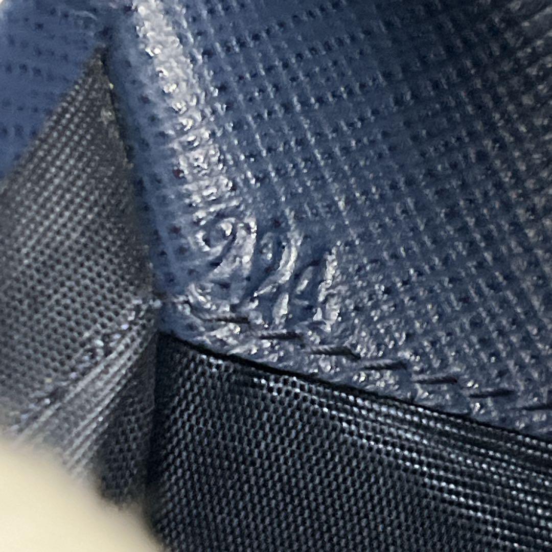 プラダ L字ファスナー 二つ折り財布 ゴールドロゴ ネイビー サフィアーノレザー プラダ L字ファスナー 二つ折り財布 ゴールドロゴ ネイビー サフィアーノレザー