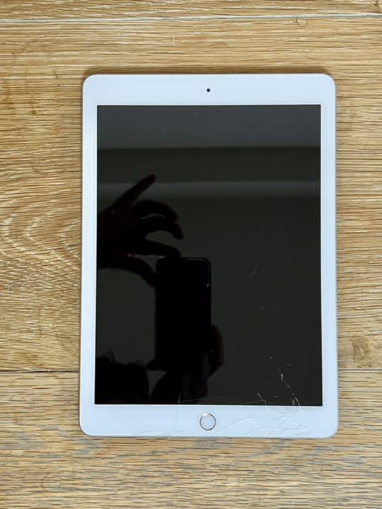 49%割引ブラック系品質満点 iPad (第6世代) シルバー 32GB WiFi