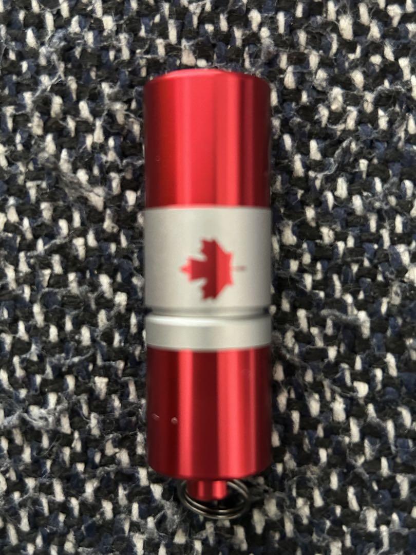 OLIGHT (オーライト) i1r2 Pro : カナダ国旗Ver.