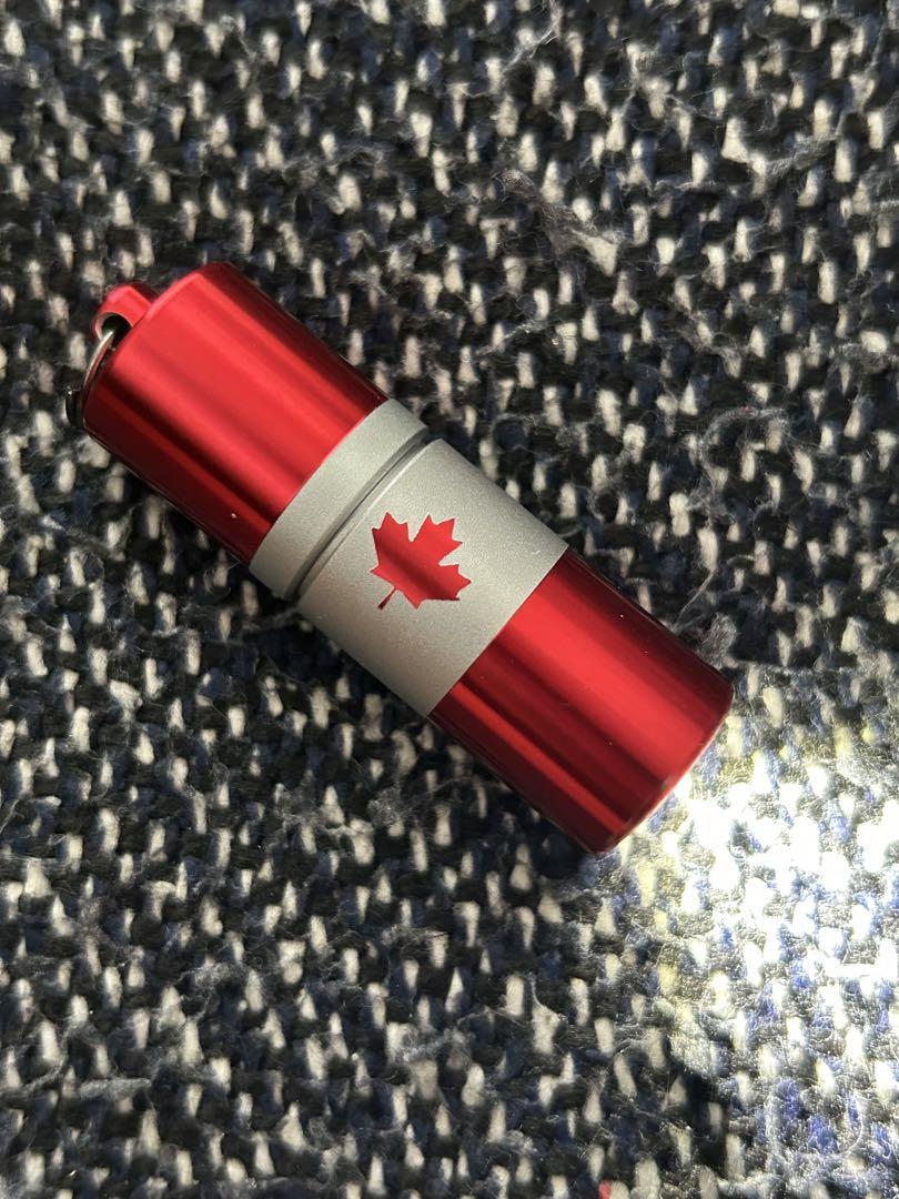 OLIGHT (オーライト) i1r2 Pro : カナダ国旗Ver.