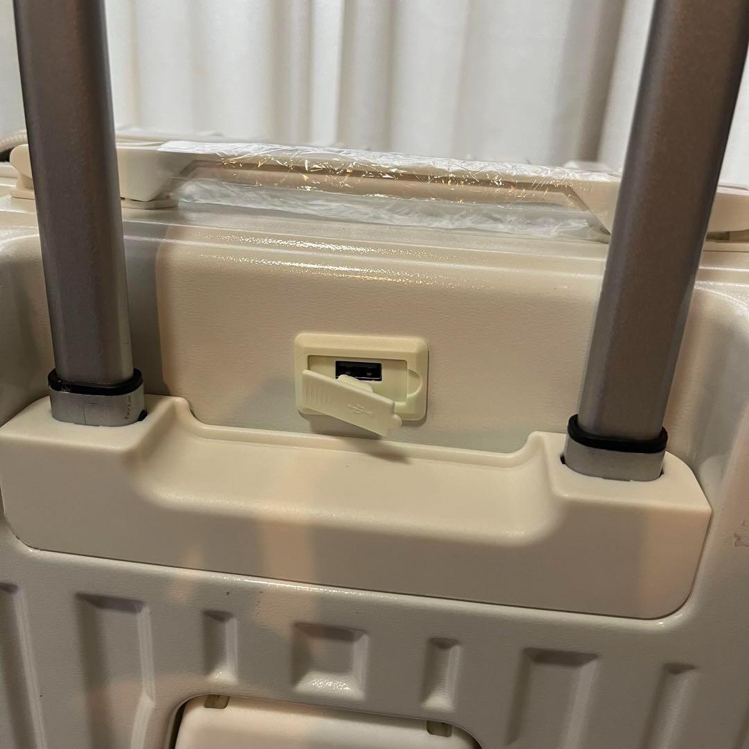 スーツケース　機内持ち込み　S 1〜3泊　白　キャリーケース　USB 多機能