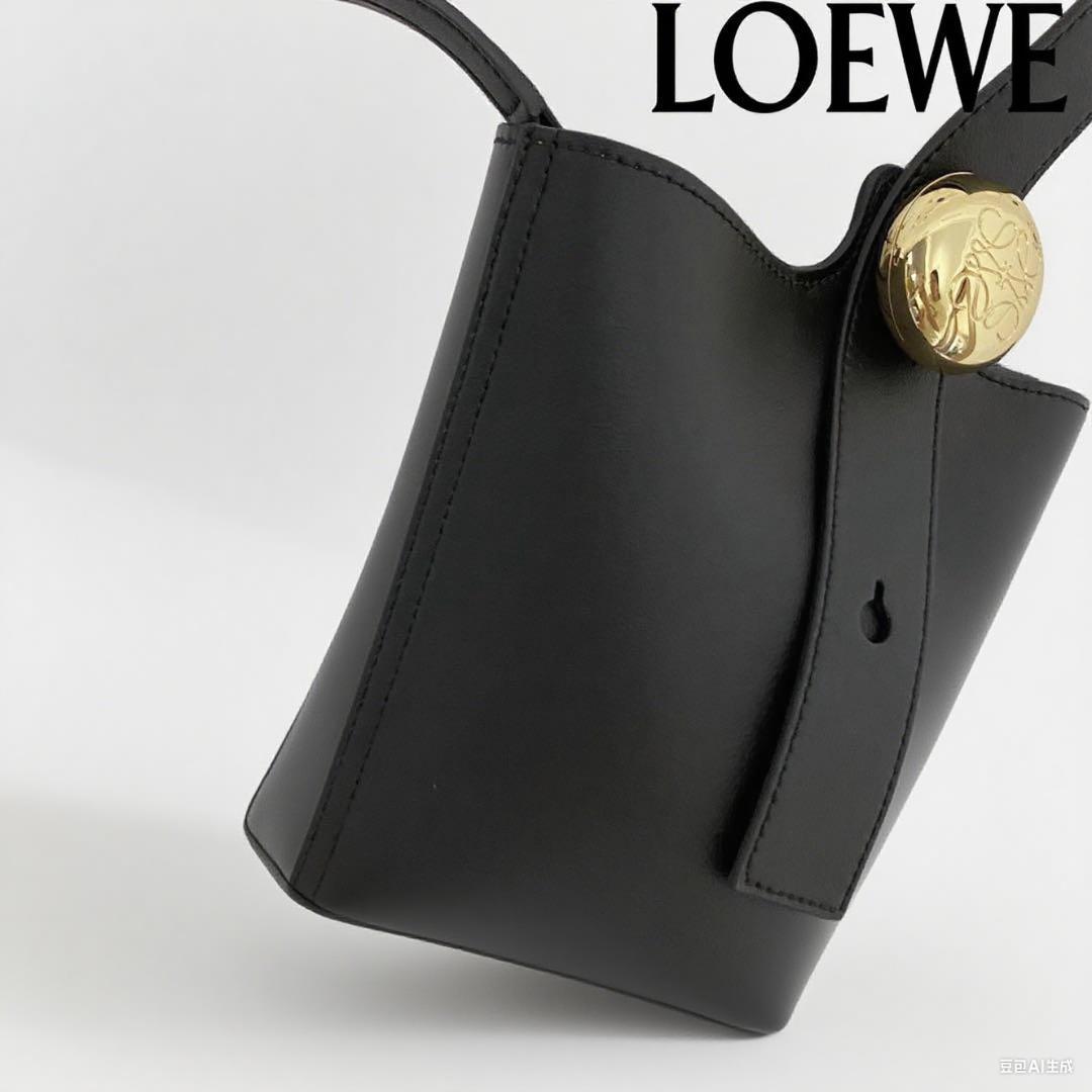 LOEWE ブラック ミニショルダーバッグ - メルカリ