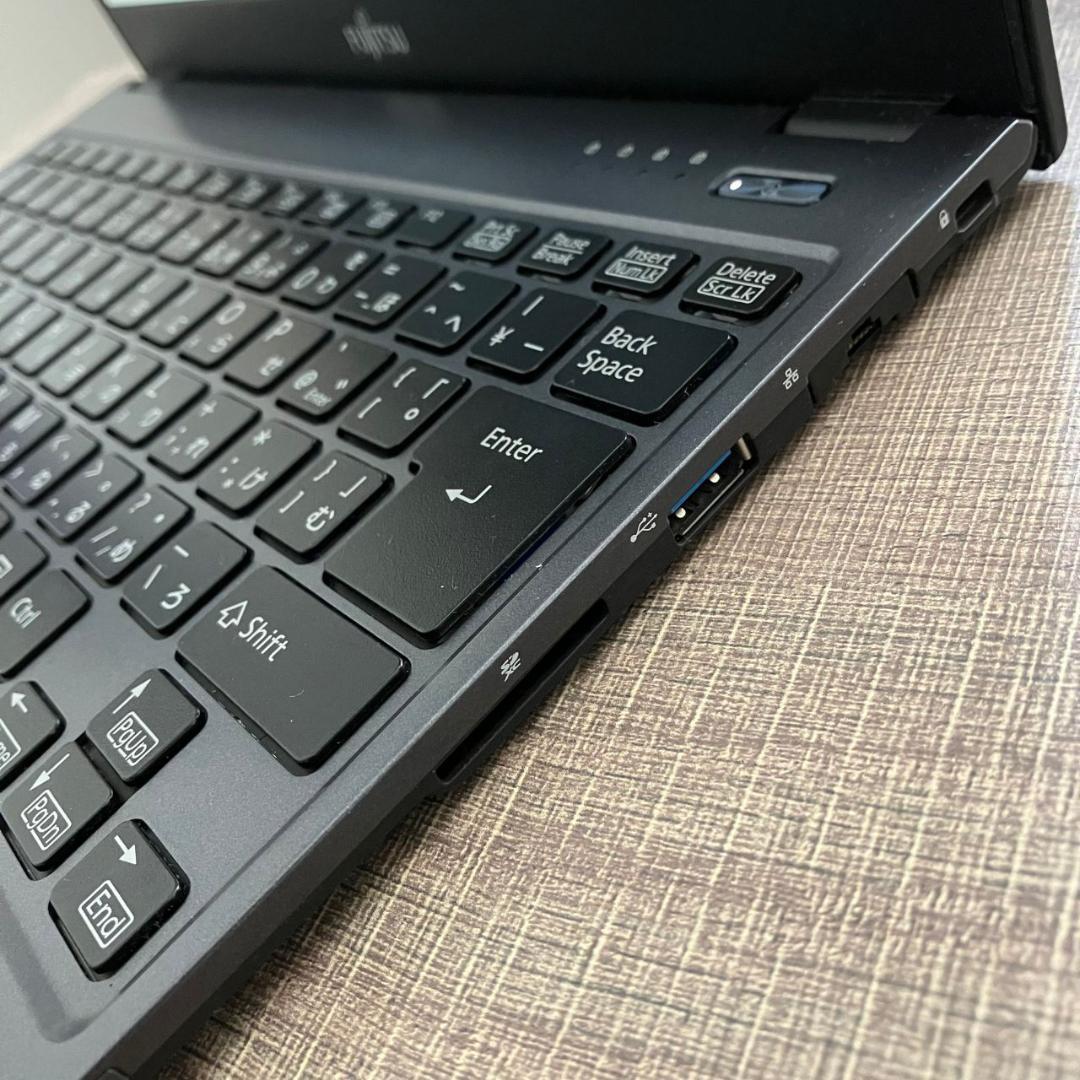 【美品☆】富士通　LIFEBOOK　黒　M.2　SSD　８GB　第7世代　106