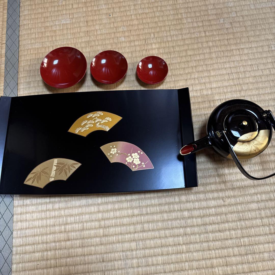 漆器 赤い皿と扇形装飾のセット