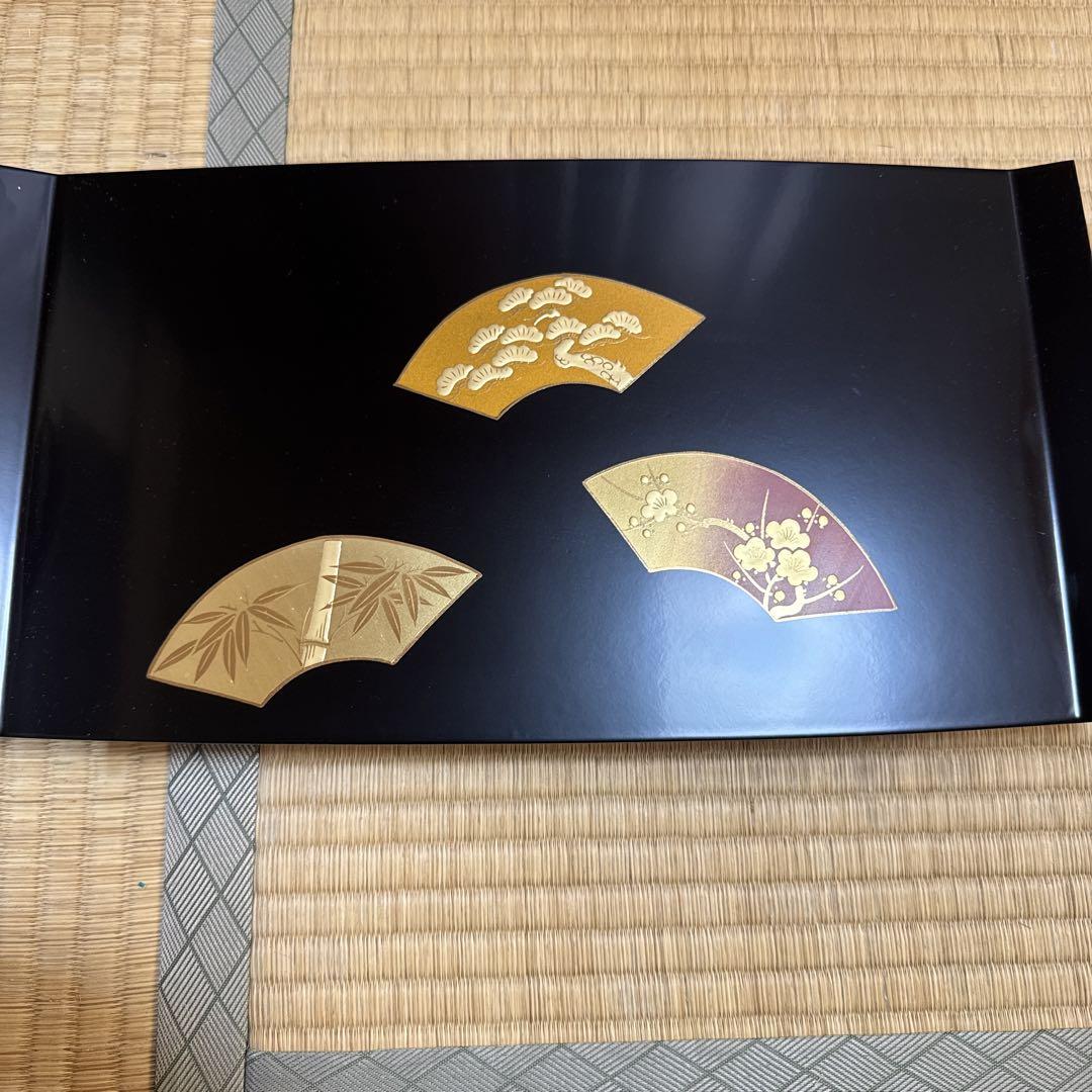 漆器 赤い皿と扇形装飾のセット 漆器 赤い皿と扇形装飾のセット - メルカリ
