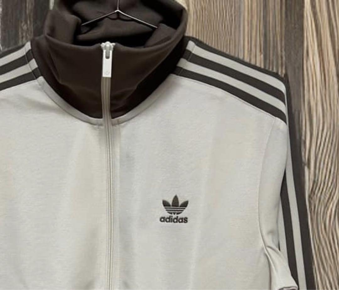 新品L adidasトラックジャケット 刺繍トレファイル ベージュ×モカブラウ 新品L⭐️adidasトラックジャケット 刺繍トレファイル ベージュ