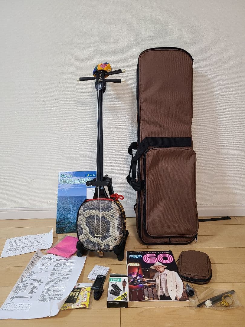 Aランク 沖縄三線 人工皮 ソフトケース付 付属品付 美品 - 和楽器