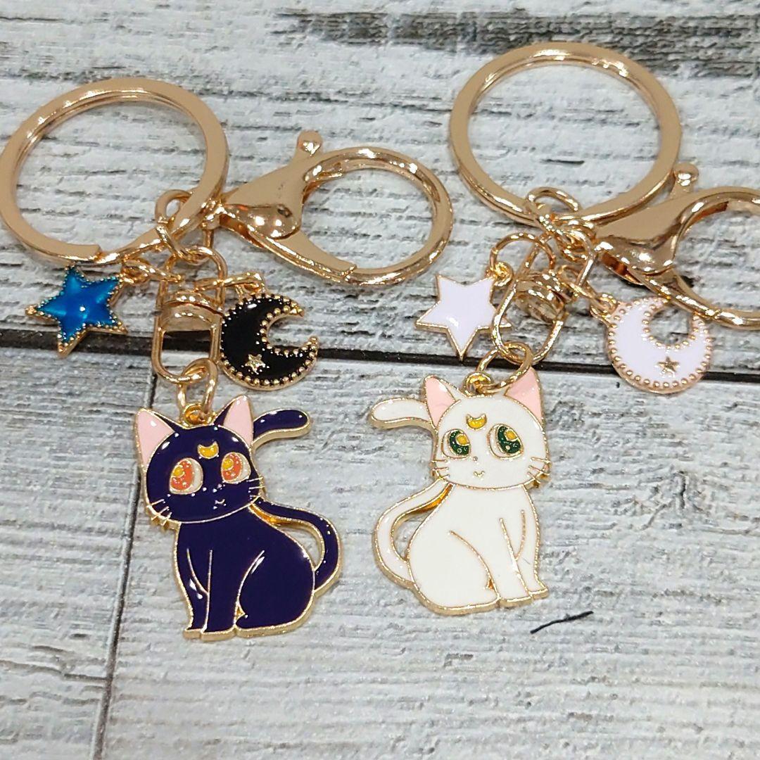 キーホルダー 月 猫 2つセット キラキラ チャーム - メルカリ