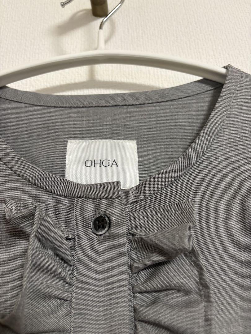 OHGA フリル付きグレー長袖シャツ