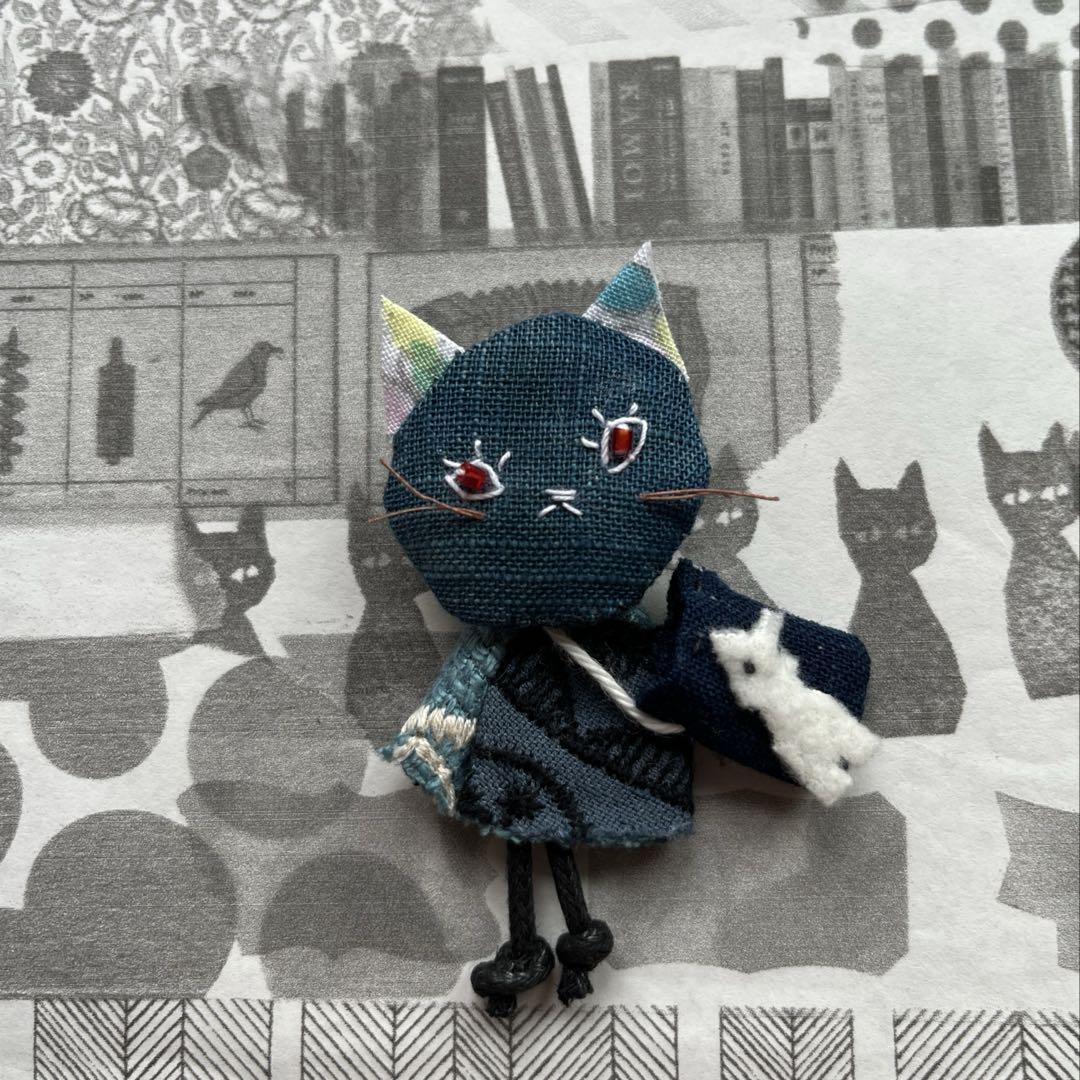 年末のプロモーション特価！ ミナペルホネンsymphony ハンドメイド ×藍染ねこさんブローチ アクセサリー