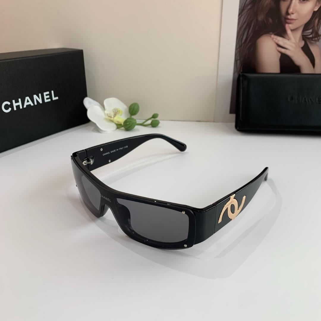 CHANEL ブラック サングラス ロゴ入り