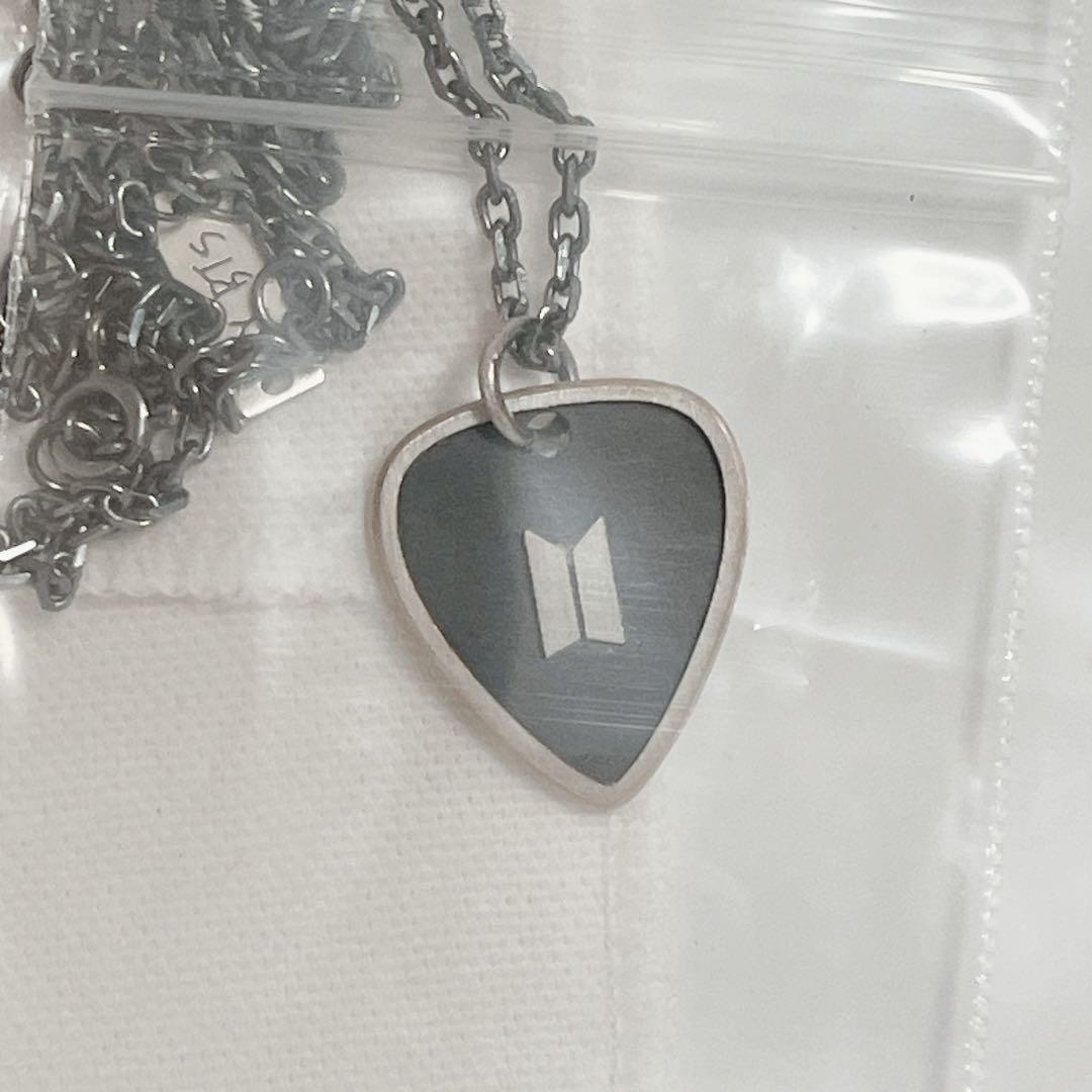 BTS [SUGA] GUITAR PICK NECKLACE 2点セット - メルカリ