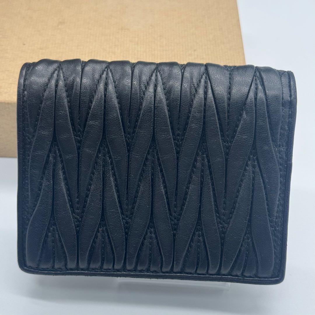 極美品✨ミュウミュウ 二つ折り財布 マトラッセ 金ロゴ ブラック 黒 極美品✨ミュウミュウ 二つ折り財布 マトラッセ 金ロゴ ブラック 黒