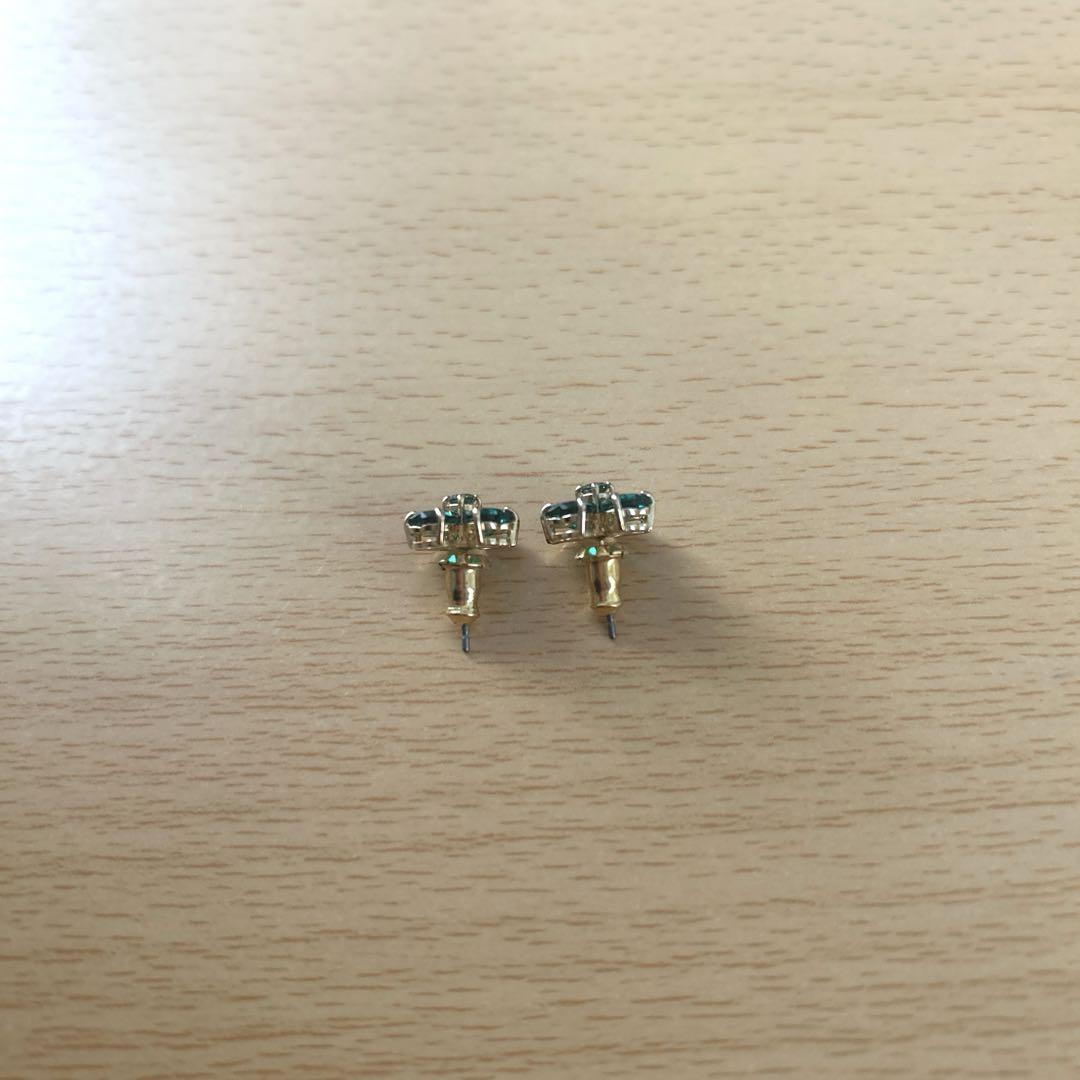 スワロフスキー　ピアス　クローバー　可愛い　キレイ　緑　贅沢　箱　自然　花 スワロフスキー ピアス クローバー 可愛い キレイ 緑 贅沢 箱