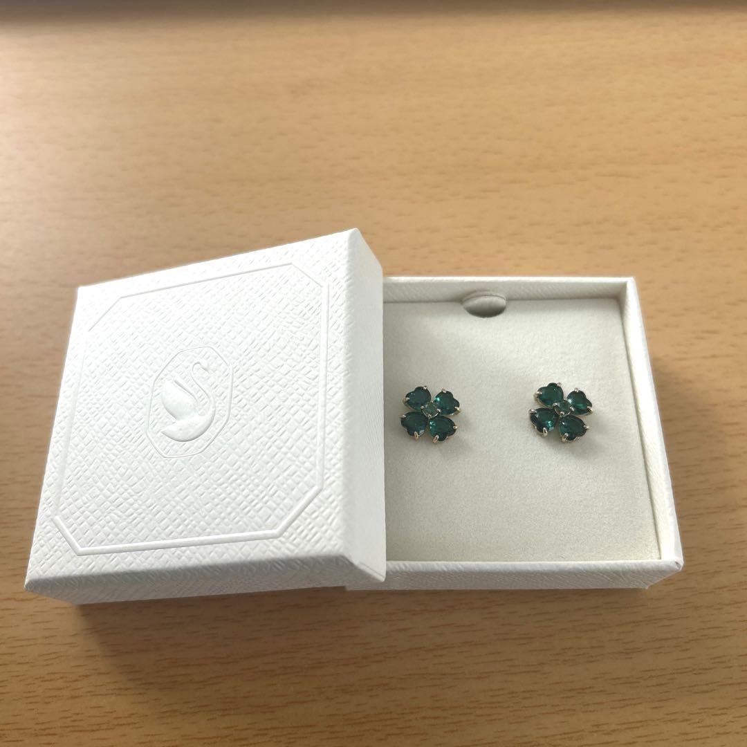 スワロフスキー　ピアス　クローバー　可愛い　キレイ　緑　贅沢　箱　自然　花