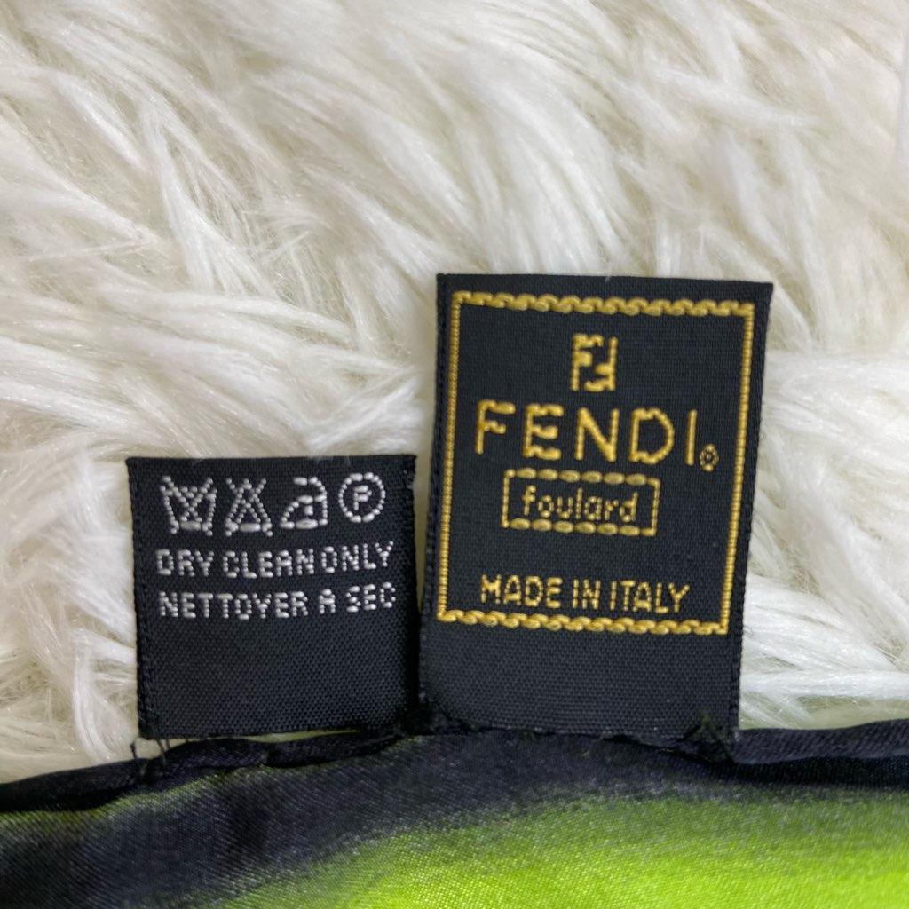 FENDI　フェンディ　大判スカーフ　スカーフ　ロゴ　蛍光色　グリーン系　シルク