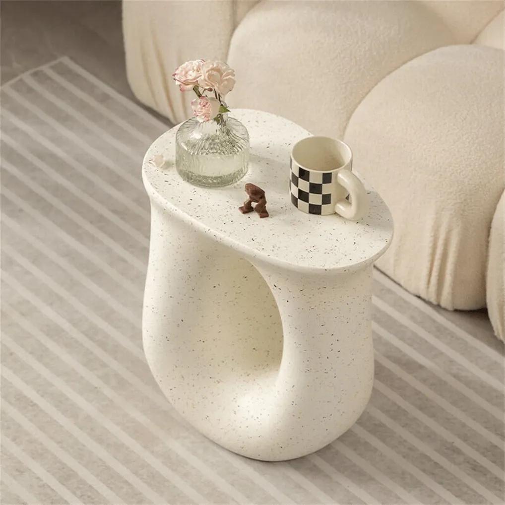 ユニークなホワイトサイドテーブル