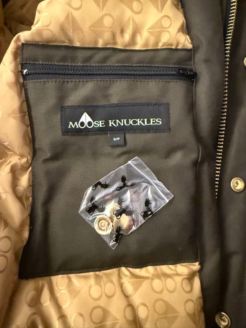Moose Knuckles ムースナックルズ ダウンジャケット オリーブ Moose Knuckles ムースナックルズ ダウンジャケット オリーブ
