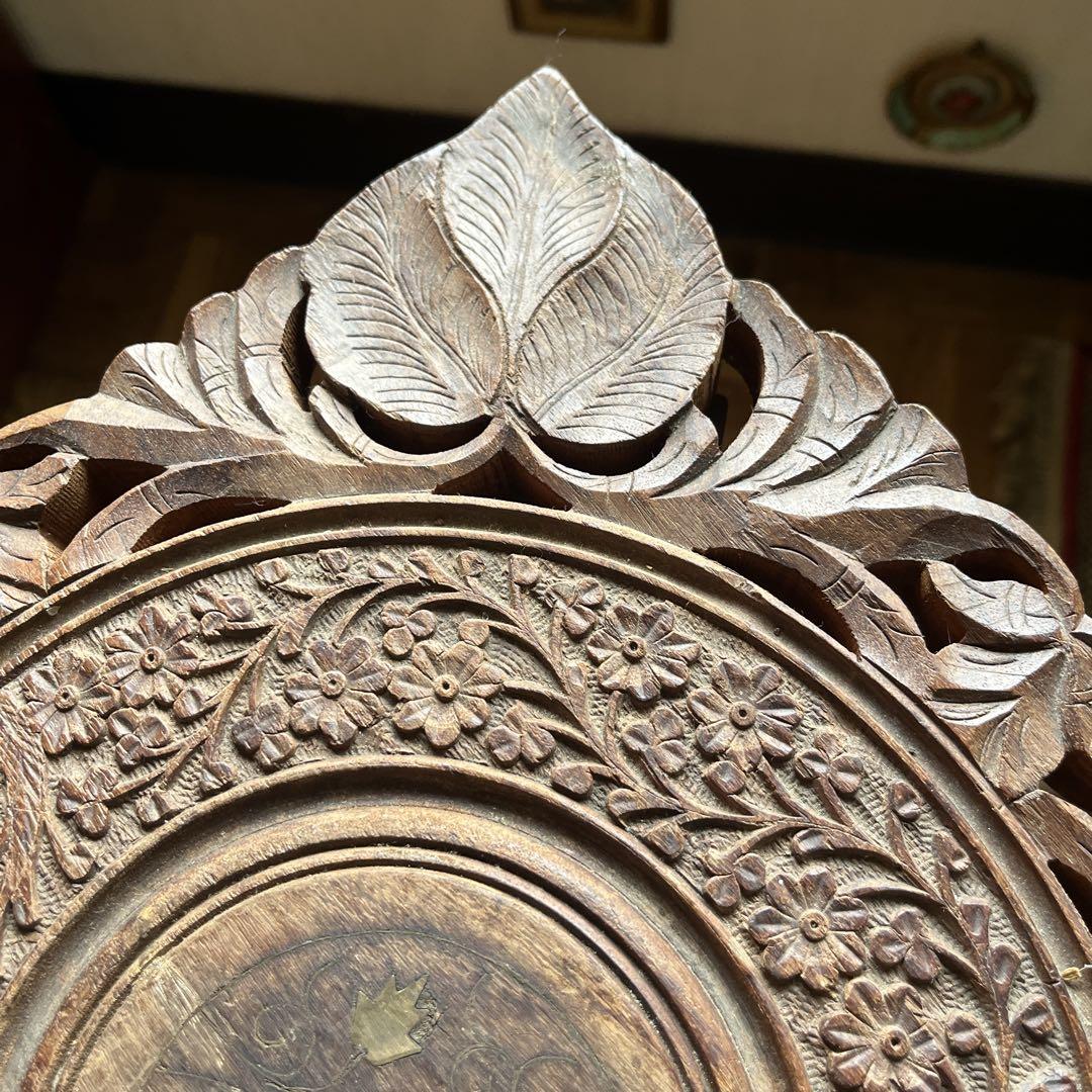 オシャレな木製彫刻テーブル