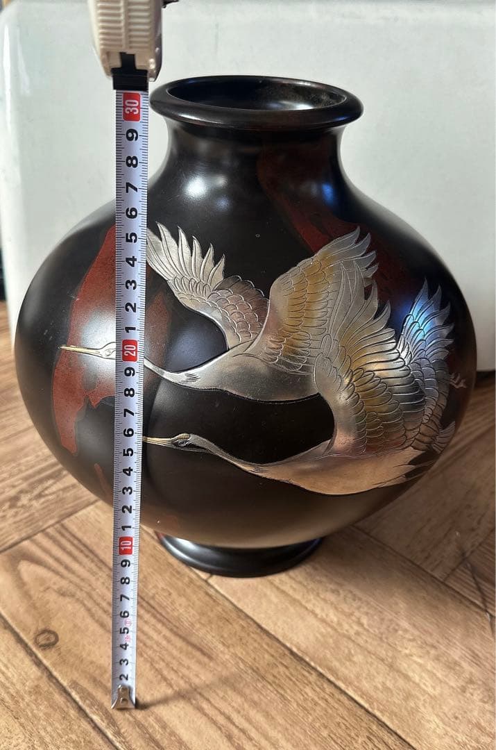 鶴の浮彫り黒い花瓶 鶴の浮彫り黒い花瓶