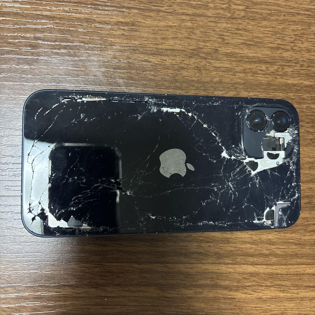 背面バキバキのiPhone12