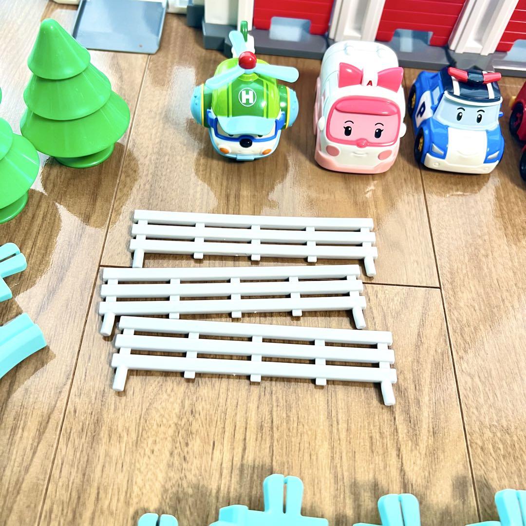 送料込み 美品 ロボカーポリー レスキューセンター+レールセット