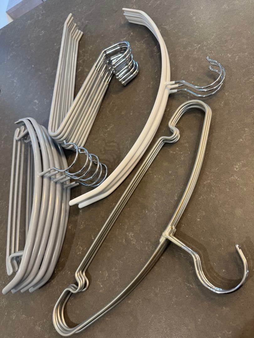 Bulk sale of various items including non-slip hangers